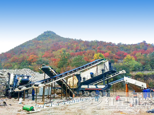 新型车载流动碎石机现场作业图